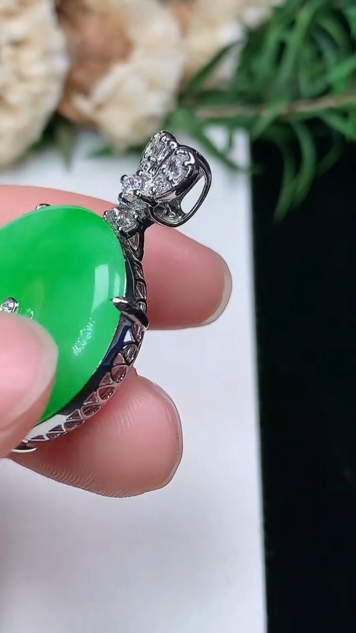 天然A货翡翠平安扣吊坠，尺寸21.5-8.3，重量:7.10g
3月22日