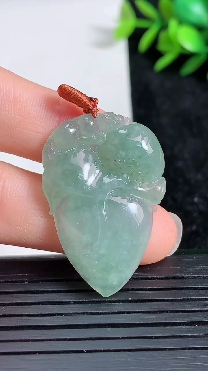 天然A货翡翠寿桃吊坠尺寸33.8-22.9-6重量:7.64g
3月22日