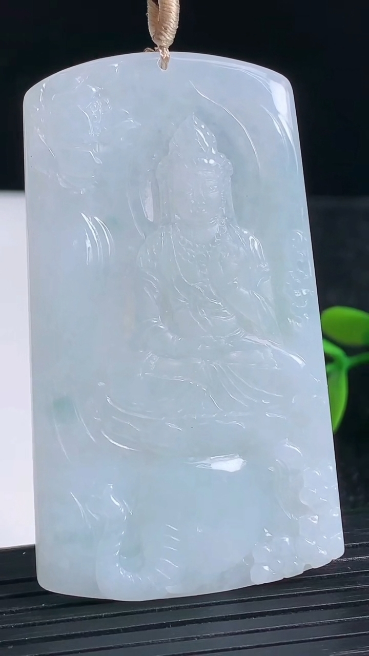 天然A货翡翠飘花普贤菩萨吊坠尺寸64.8-37.3-4.2重量:26.27g
3月22日