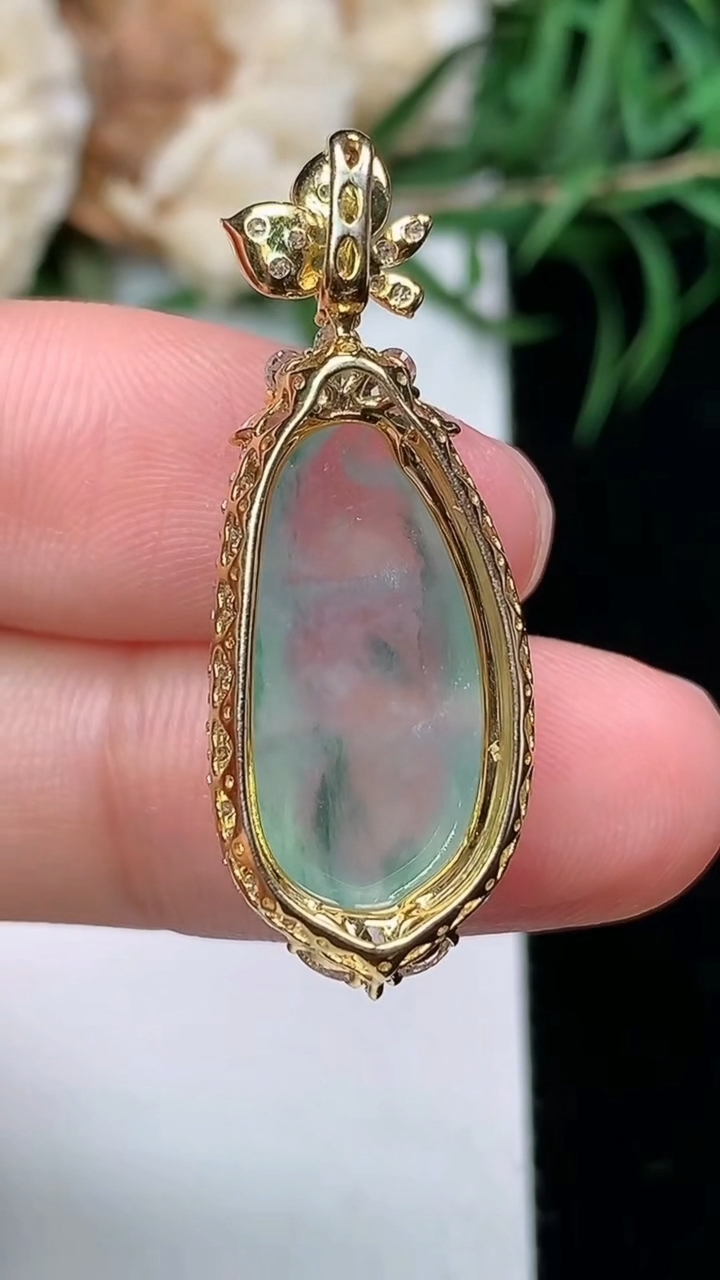 天然A货翡翠飘花福豆吊坠，尺寸32.7-12-8.3，裸石19-9.3，重量:3.00g
3月22日