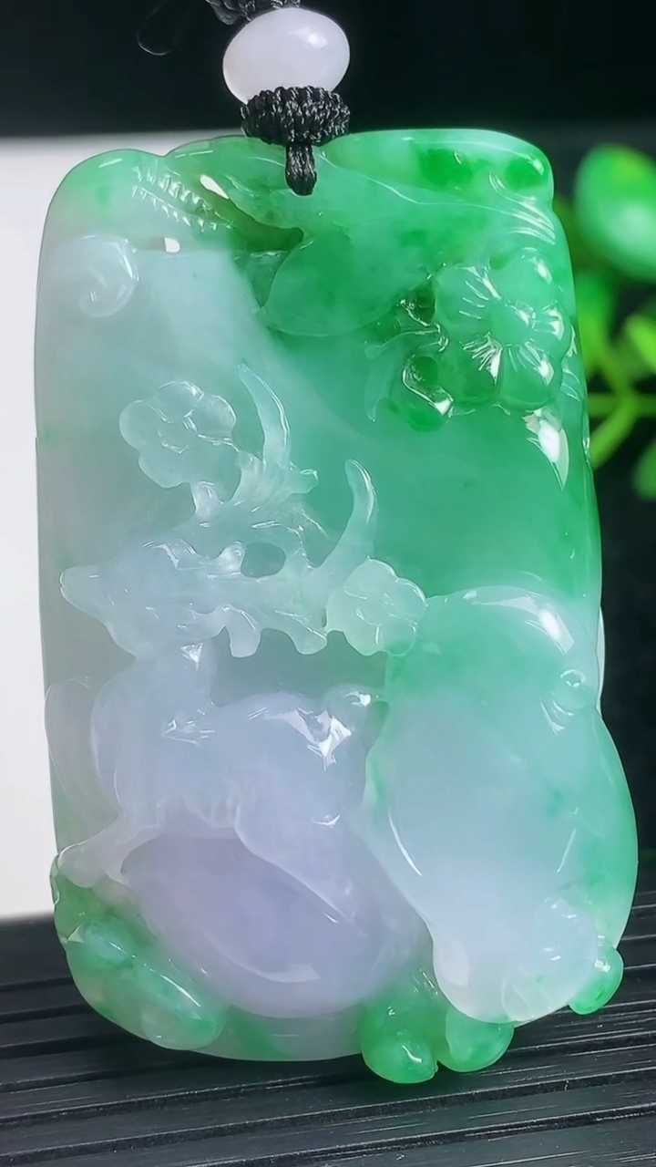 天然A货翡翠梅花鹿吊坠尺寸52.9-33.2-12.7重量:43.75g
3月22日