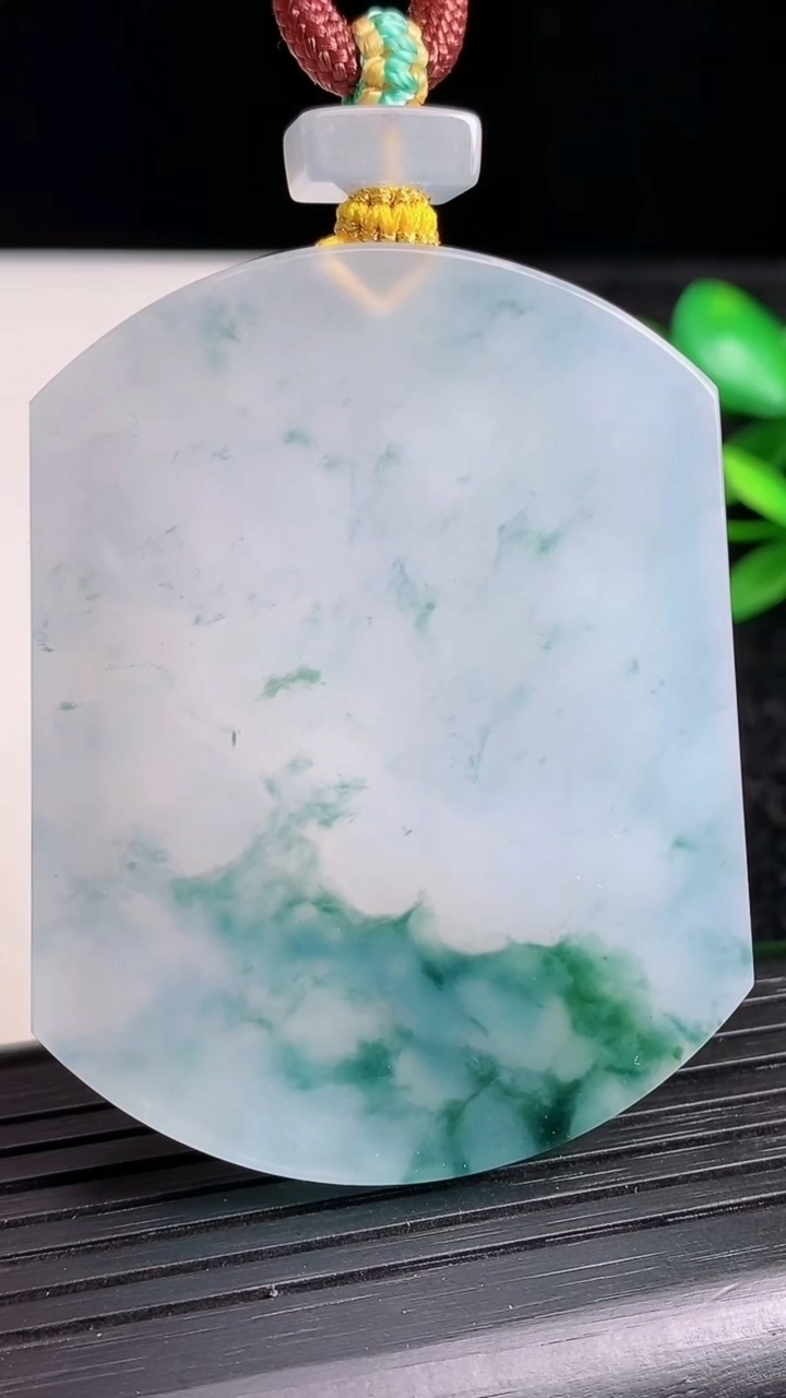 天然A货翡翠种飘花无事牌吊坠尺寸54.7-42.6-5.5重量:39.65g
3月22日