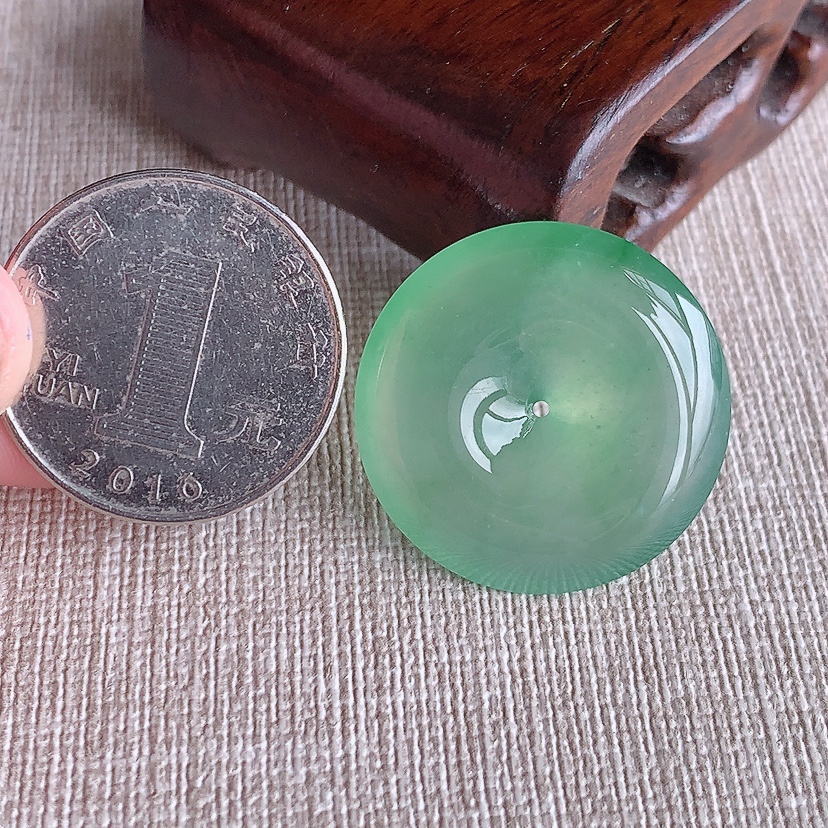 天然A货翡翠满绿芙蓉绿平安扣吊坠 
尺寸26.5-6mm 重量8.78g 0321