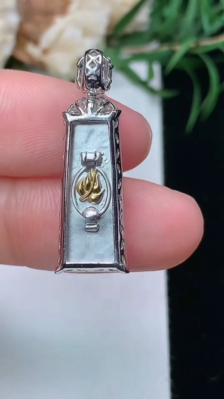 天然A货翡翠白冰平安柱吊坠，尺寸19-8.3-6.8，重量:3.60g
3月22日