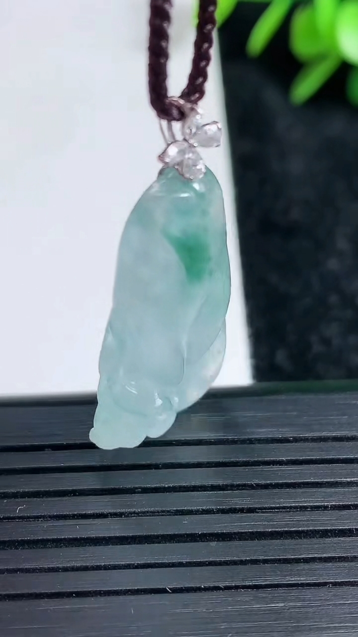 天然A货翡翠种飘花九尾狐吊坠尺寸29.6-15.7-5.2重量:5.38g
3月22日