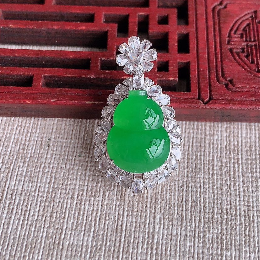 天然A货翡翠18K金伴钻镶嵌阳绿葫芦吊坠 
尺寸29.5-16.6-12.8裸石15-12mm 重量5.55g 0321