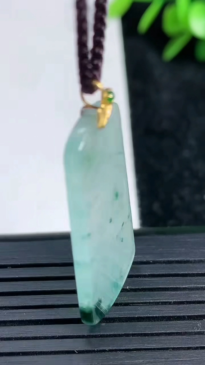 天然A货翡翠18K金飘花无事牌吊坠尺寸33.4-16.2-2.3重量:4.29g
3月22日