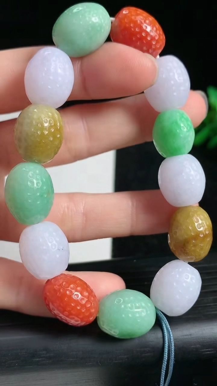 天然A货翡翠三彩路路通手串尺寸12.5-14.2重量:52.44g3月22日
工厂直销收藏佳品,种好水足，色泽均匀，有种有色，上手高大气！