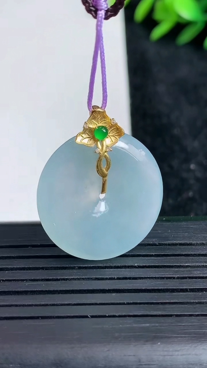 天然A货翡翠18K金紫罗兰平安扣吊坠尺寸23.4-4.5重量:5.76g
3月22日