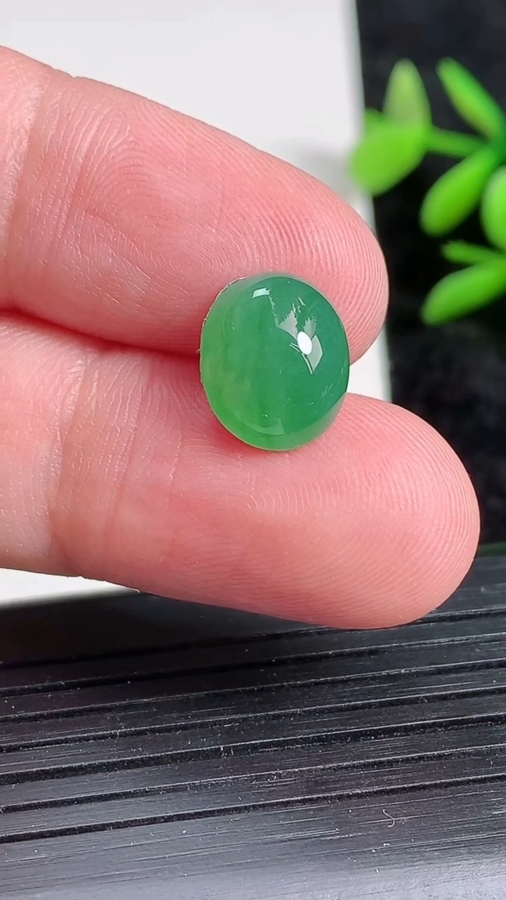 天然A货翡翠蛋面镶嵌件，尺寸11.8-9.6-5.5，重:1.05g
3月22日