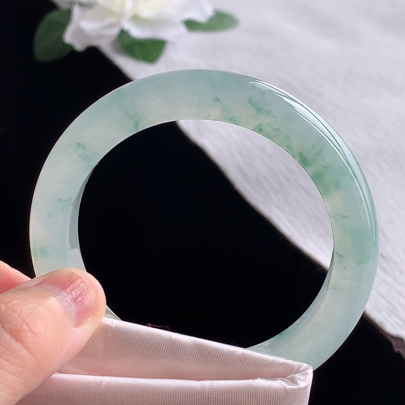 天然A货翡翠飘黄翡飘花正装正圈手镯54-55圈口 
尺寸54.3-10.4-9mm 0321