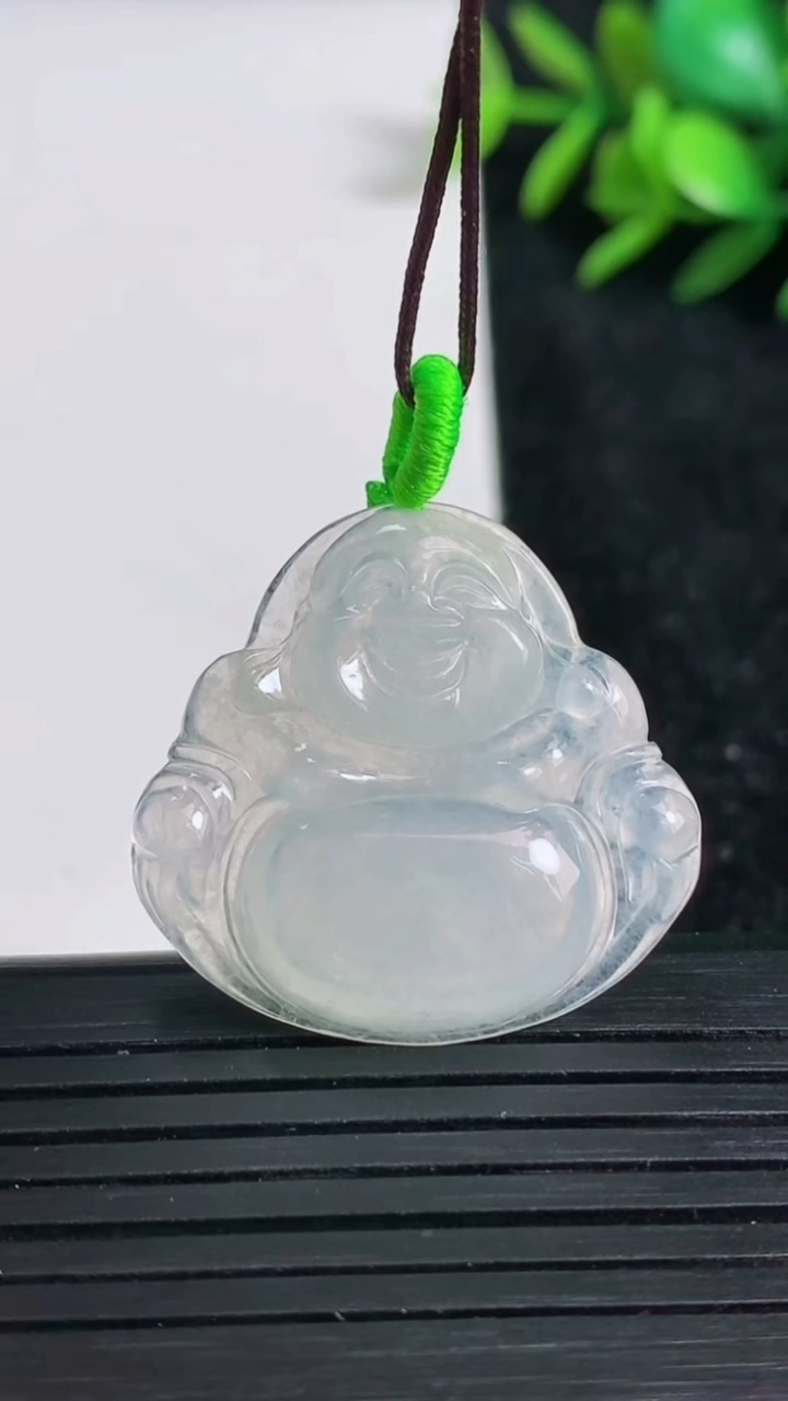 天然A货翡翠佛公吊坠尺寸28.8-29.8-4.5重量:6.24g
3月22日