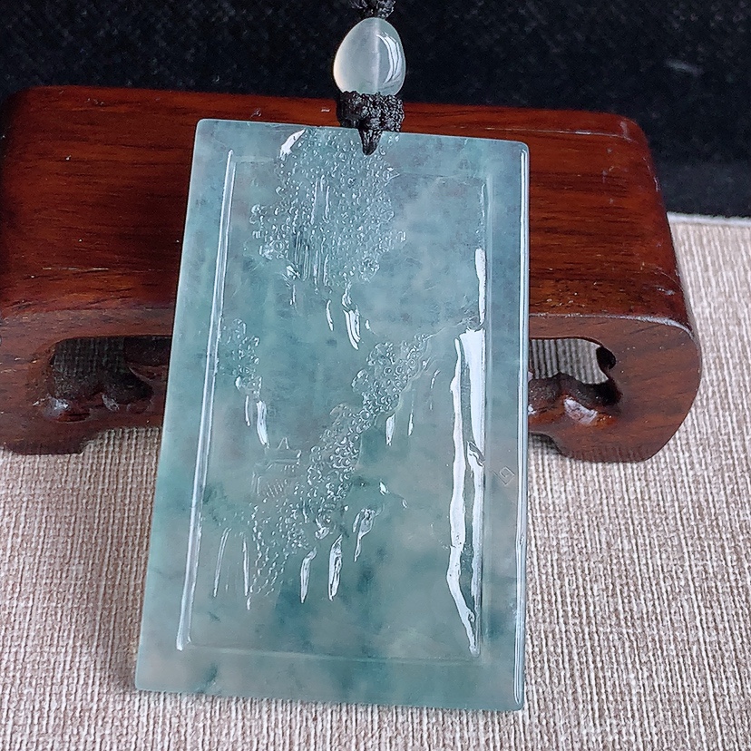 天然A货翡翠飘花意境山水牌吊坠 
尺寸62.8-41-5.6mm 重量40.44g 0320