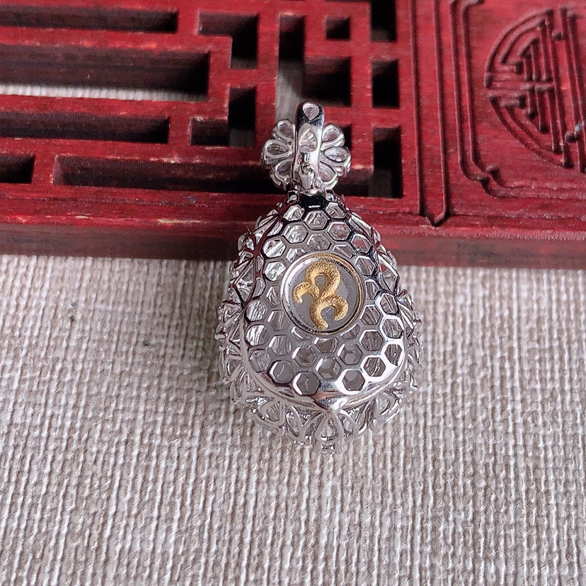 天然A货翡翠18K金伴钻镶嵌阳绿葫芦吊坠 
尺寸29.5-16.6-12.8裸石15-12mm 重量