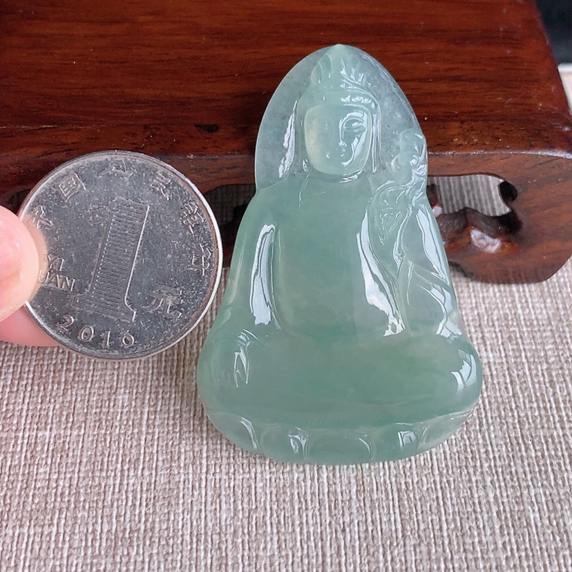 天然A货翡翠晴水大势至菩萨吊坠 
尺寸51-34.6-5mm 重量14.05g 0322