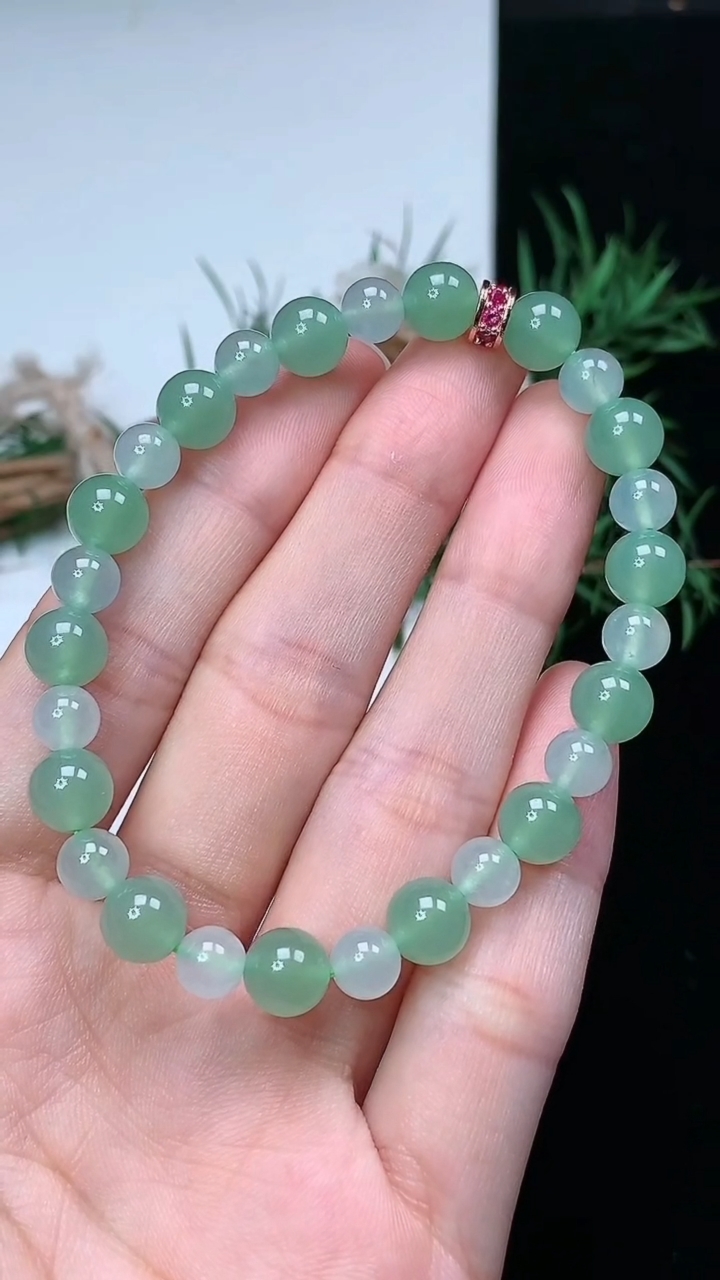 天然A货翡翠圆珠手串，尺寸7.3-6-27颗，重量:15.13g3月22日
工厂直销收藏佳品,种好水足，色泽均匀，有种有色，上手高大气！