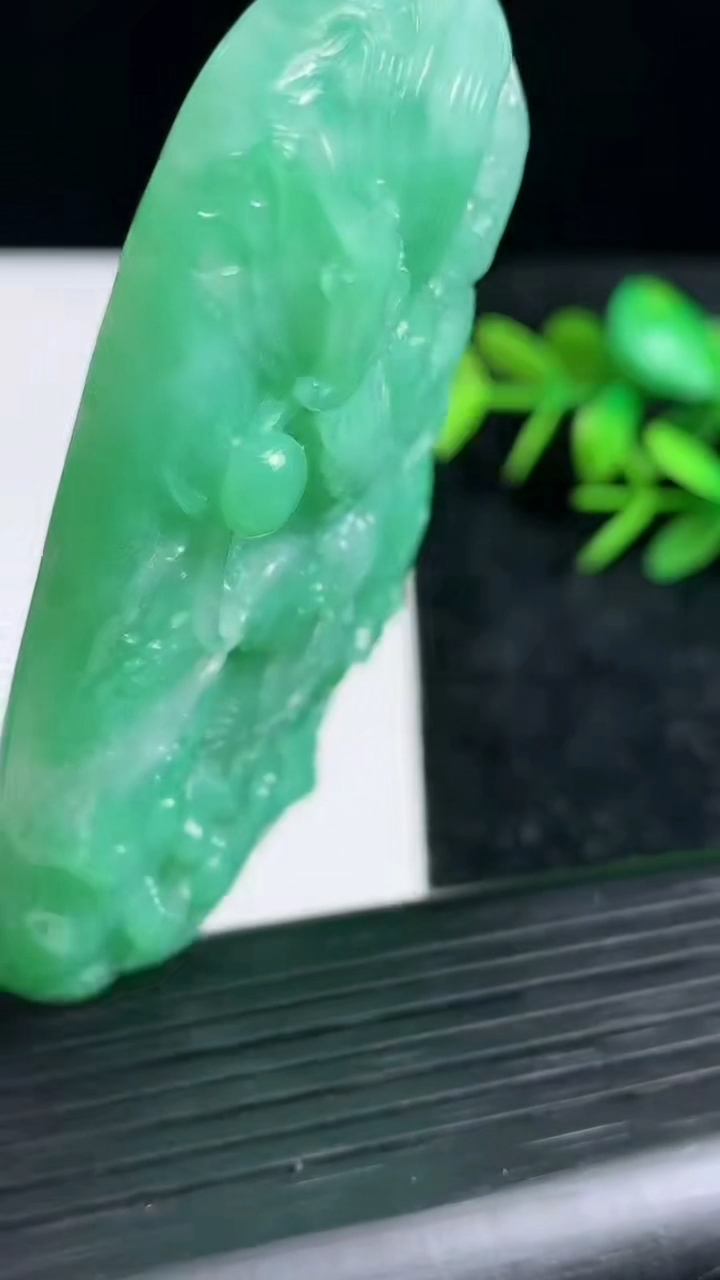 天然A货翡翠龙牌吊坠尺寸69.6-45.6-11.5重量:79.10g
3月22日