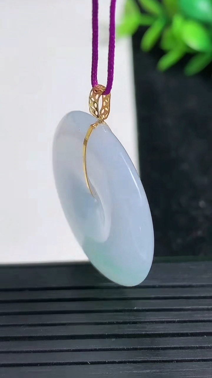 天然A货翡翠18K金春带彩紫罗兰平安扣吊坠尺寸30.8-5重量:10.56g
3月22日