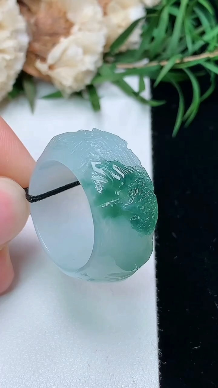 天然A货翡翠山水指环扳指，尺寸18-12-4，重量:8.43g2026年3月22日
工厂直销收藏佳品