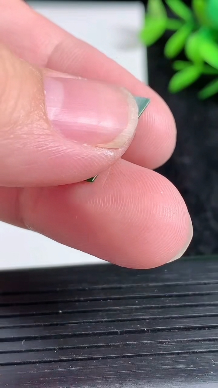 天然A货翡翠无事牌镶嵌件，尺寸17.9-11.4-8-1，重:0.41g
3月22日