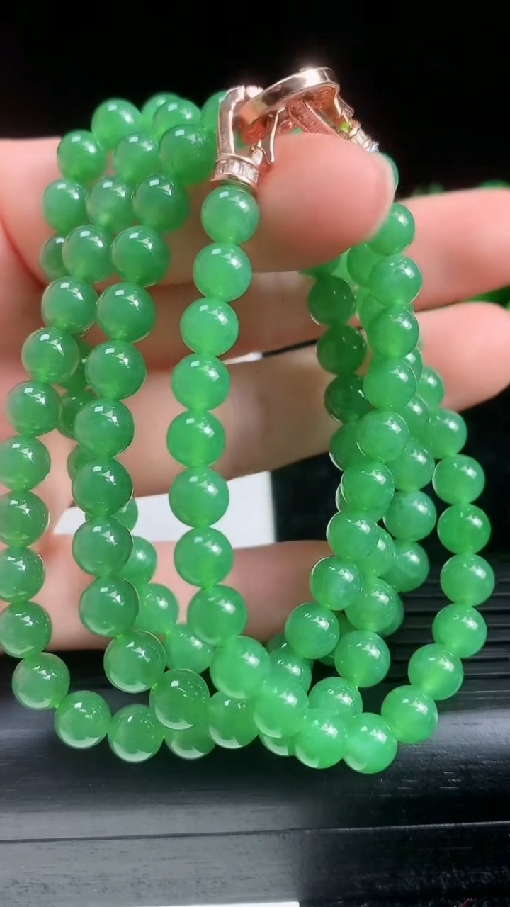 天然A货翡翠圆珠项链尺寸5.3-108颗重量:42.14g
3月22日