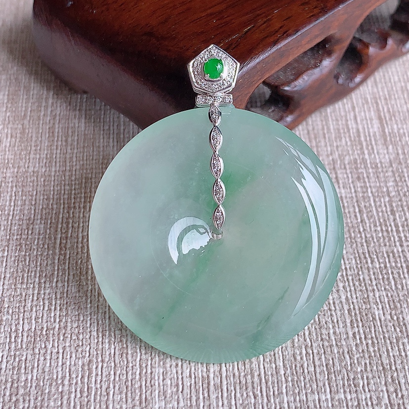 天然A货翡翠18K金伴钻镶嵌晴绿大件平安扣吊坠 
尺寸43.2-35-5.6mm 重量15.43g 0320