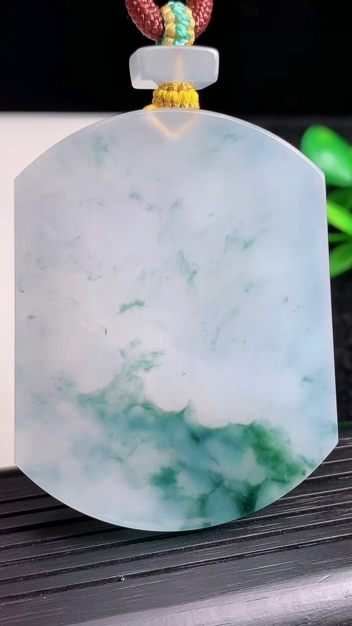 天然A货翡翠种飘花无事牌吊坠尺寸54.7-42.6-5.5重量:39.65g
3月22日