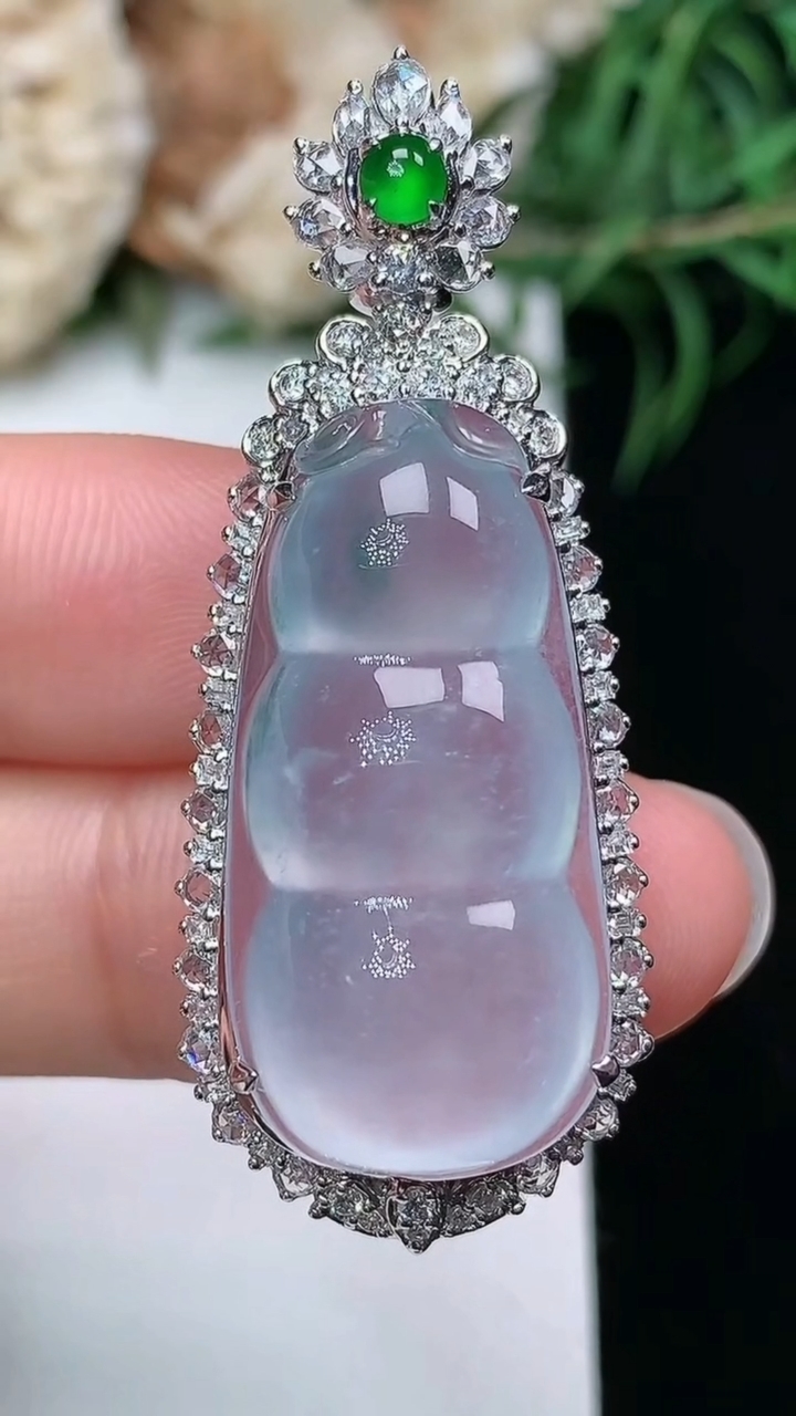 天然A货翡翠飘花福豆吊坠，尺寸43.8-17.6-12，裸石27.5-13.5
3月22日