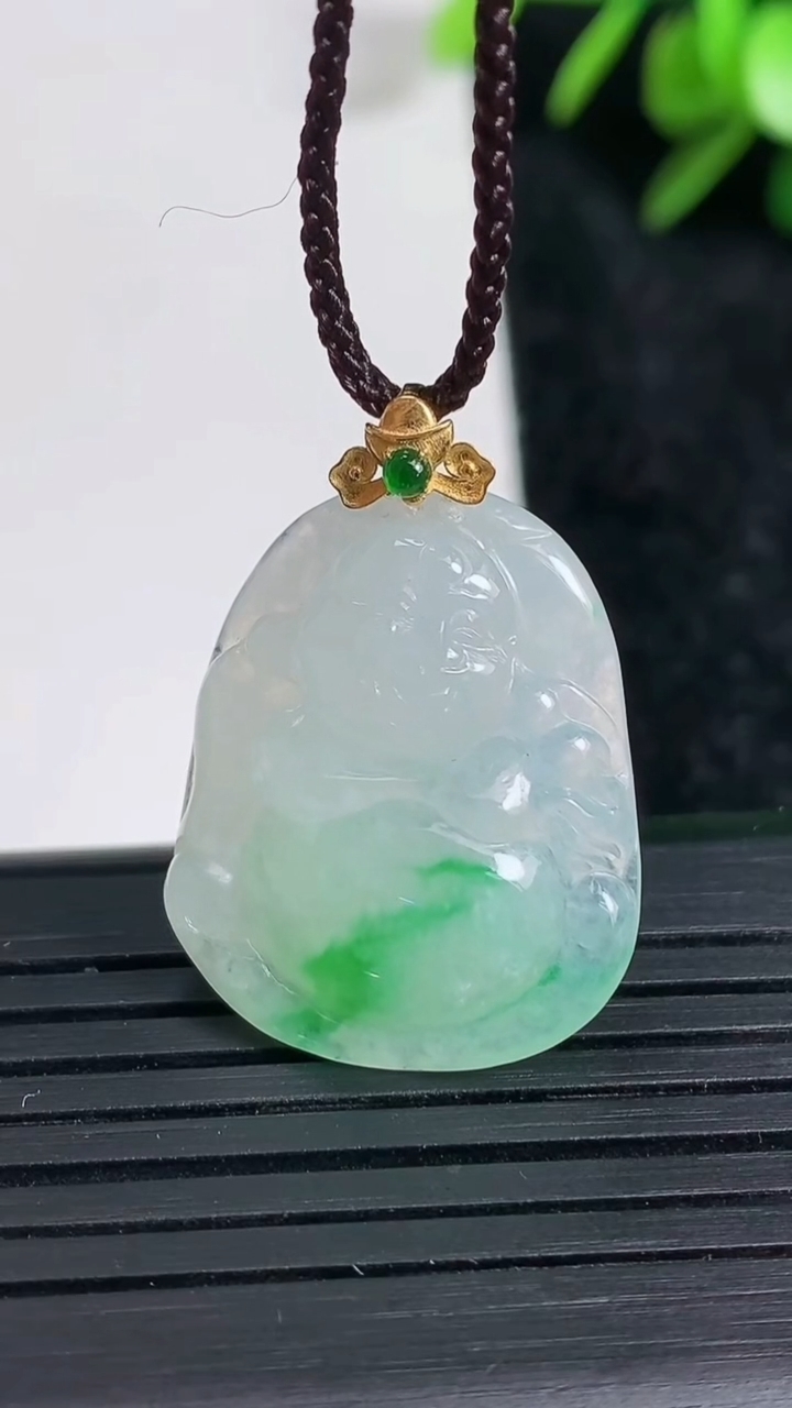 天然A货翡翠逍遥佛吊坠尺寸25.2-19.8-5.6重量:5.06g
3月22日