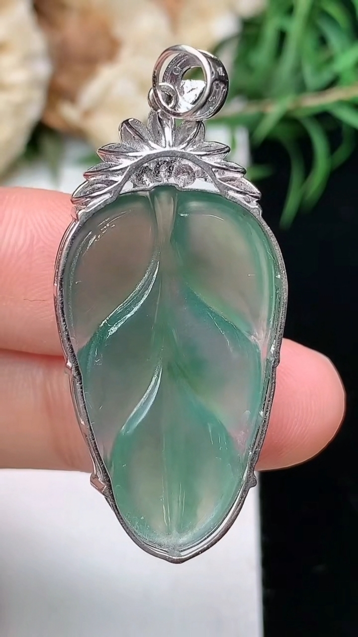 天然A货翡翠金枝玉叶 叶子吊坠，尺寸29.8-17.8-7.5，重量:5.44g
3月22日