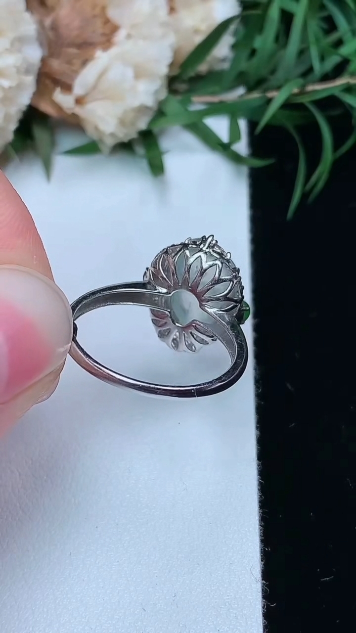 天然A货翡翠白冰葫芦戒指，尺寸17.3-10.7-8.3，重量:2.81g2026年3月22日
工厂直销收藏佳品,种好水足，色泽均匀，有种有色，上手高大气！