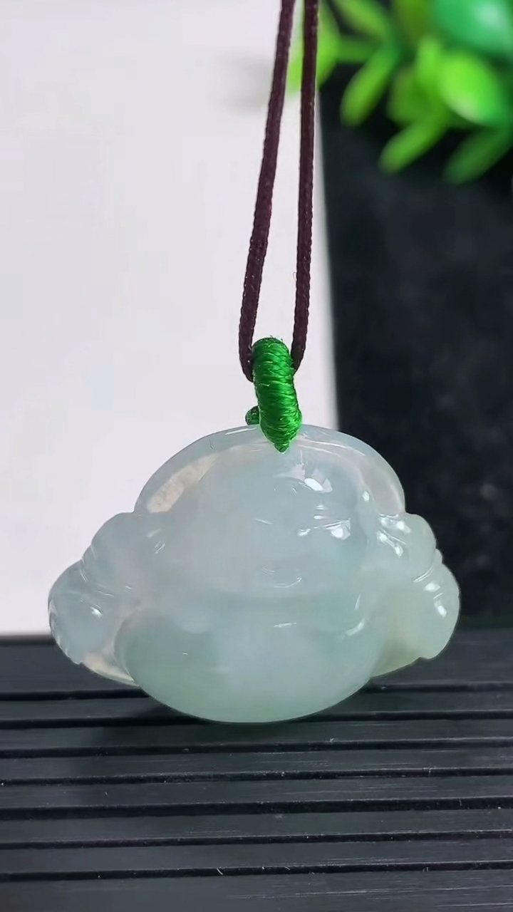 天然A货翡翠佛公吊坠尺寸24.9-29.6-6.2重量:7.35g
3月22日