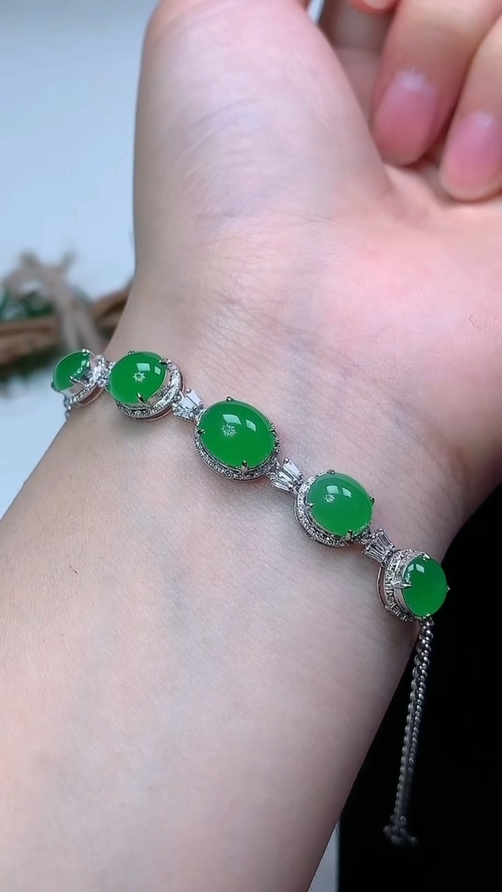 天然A货翡翠蛋面手链，尺寸8.6-7.2，重量:4.74g
3月22日