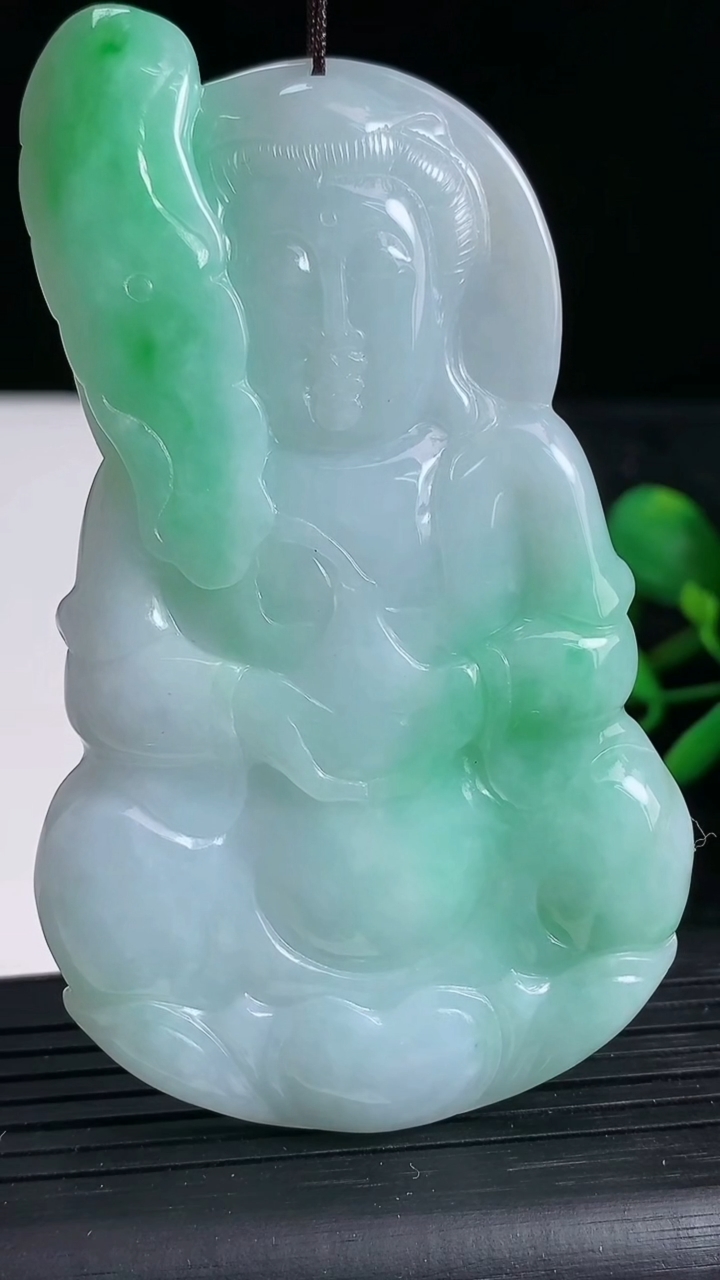 天然A货翡翠观音菩萨吊坠，尺寸85-49.5-6.5，重:51.86g
3月22日