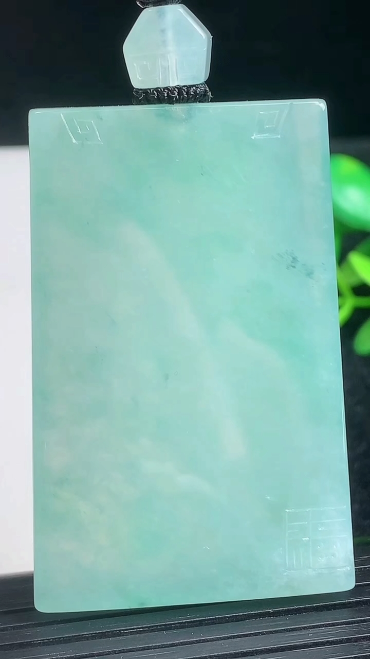 天然A货翡翠仿古无事牌吊坠尺寸53.8-35.2-5.7重量:40.70g
3月22日