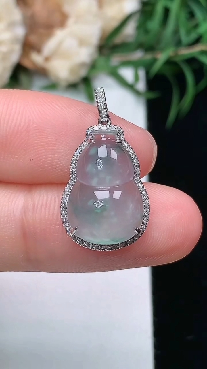 天然A货翡翠飘花葫芦吊坠，尺寸21.9-12-7，裸石15-10，重量:1.84g
3月22日