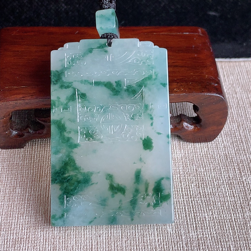 天然A货翡翠飘花仿古无事牌吊坠 
尺寸60.7-38.4-6.3mm 重量51.32g 0320