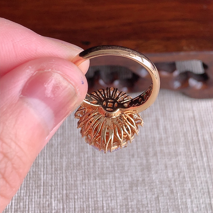 天然A货翡翠18K金伴钻镶嵌紫罗兰蛋面戒指 圈口17.4裸石
尺寸13.6-11.8mm 重量6.78g 0321