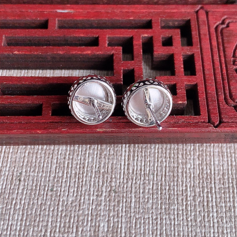 天然A货翡翠18K金伴钻镶嵌阳绿蛋面耳钉 
尺寸8-7.5mm 重量2.70g 0321