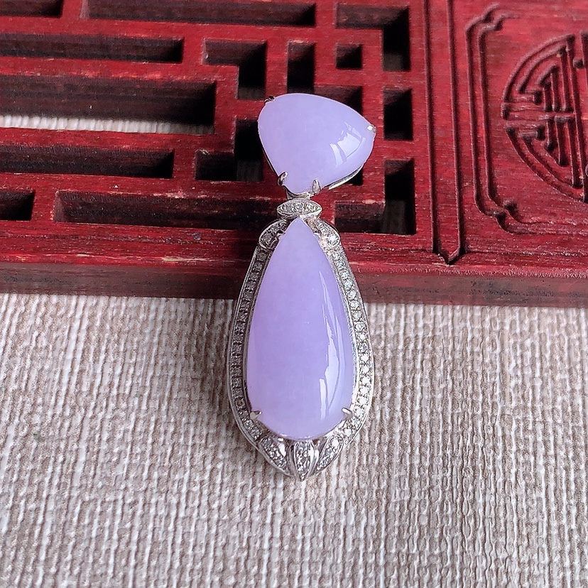 天然A货翡翠18K金伴钻镶嵌紫罗兰水滴吊坠 
尺寸30.8-11.6-7裸石16.8-8.3mm 重量3.75g 0320