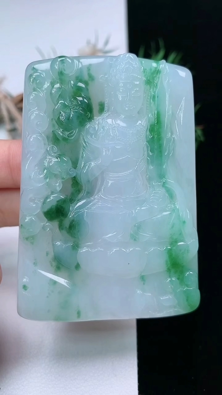 天然A货翡翠虚空藏观音菩萨吊坠，尺寸69-49-6.5，重量:54.90g
3月22日