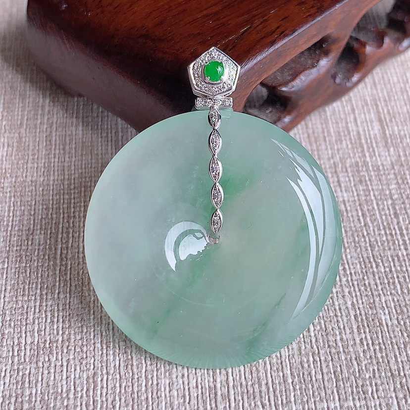 天然A货翡翠18K金伴钻镶嵌晴绿大件平安扣吊坠 
尺寸43.2-35-5.6mm 重量15.43g 