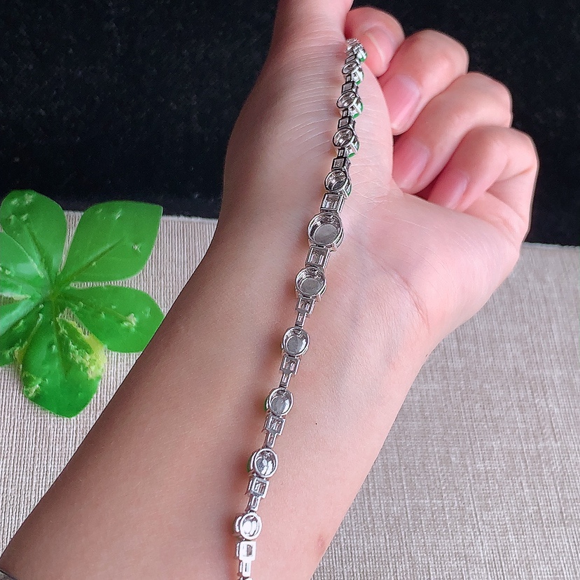 天然A货翡翠18K金伴钻镶嵌阳绿蛋面手链 
尺寸7.5-6.7-4.8mm 重量8.26g 0321