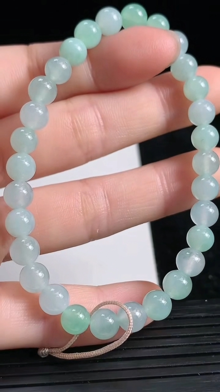 天然A货翡翠圆珠手串尺寸6-30颗重量:12.03g3月22日
工厂直销收藏佳品,种好水足，色泽均匀，有种有色，上手高大气！