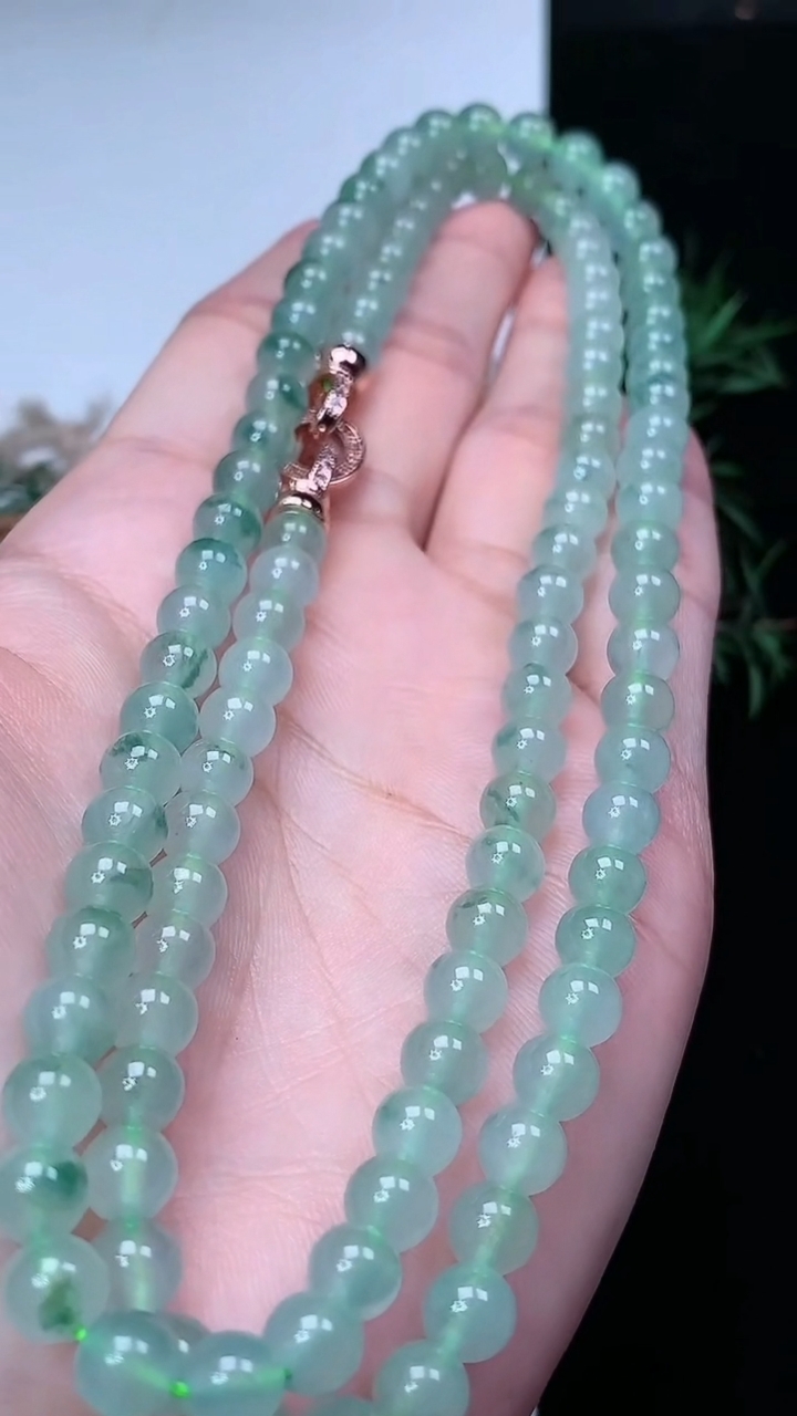 天然A货翡翠飘花圆珠项链，尺寸6.2-106颗，重量:45.65g3月22日
工厂直销收藏佳品,种好水足，色泽均匀，有种有色，上手高大气！