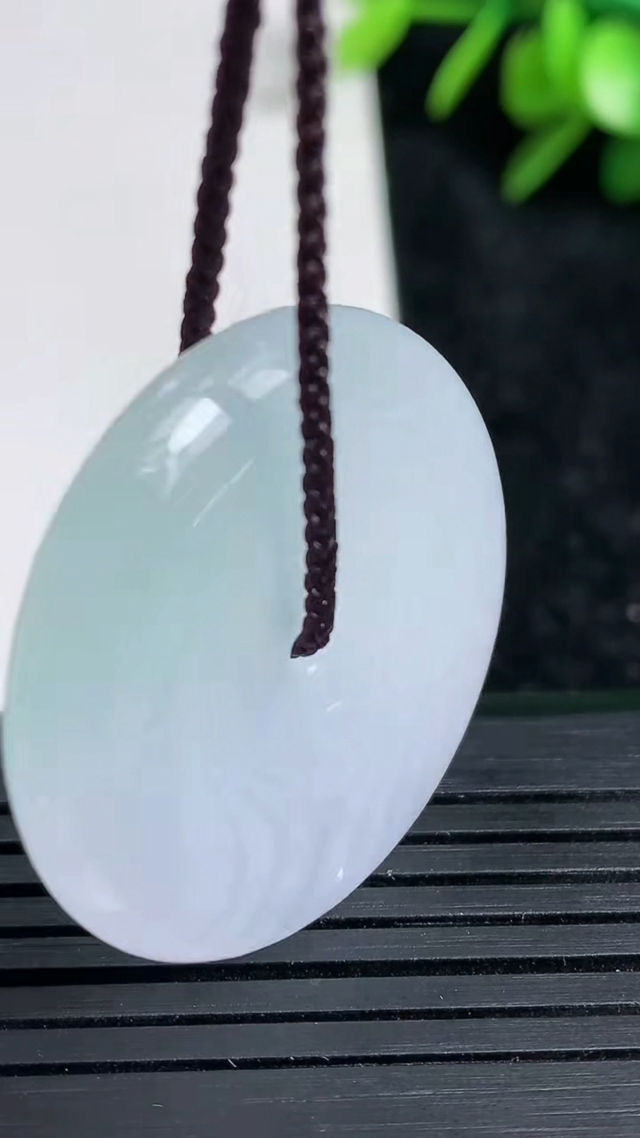 天然A货翡翠春带彩紫罗兰平安扣吊坠尺寸32.1-5.9重量:13.99g
3月22日