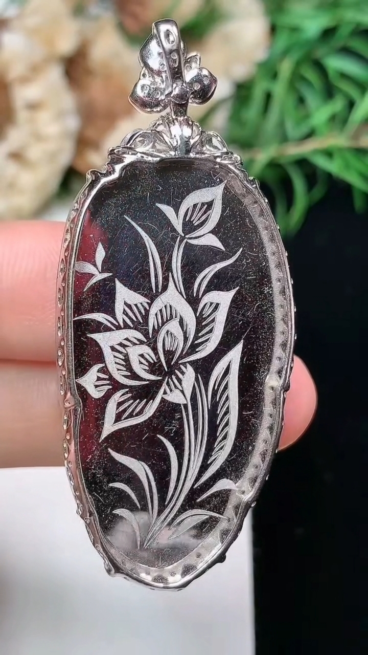 天然A货翡翠金枝玉叶 叶子吊坠，尺寸40-22-6.9，重量:10.34g
3月22日