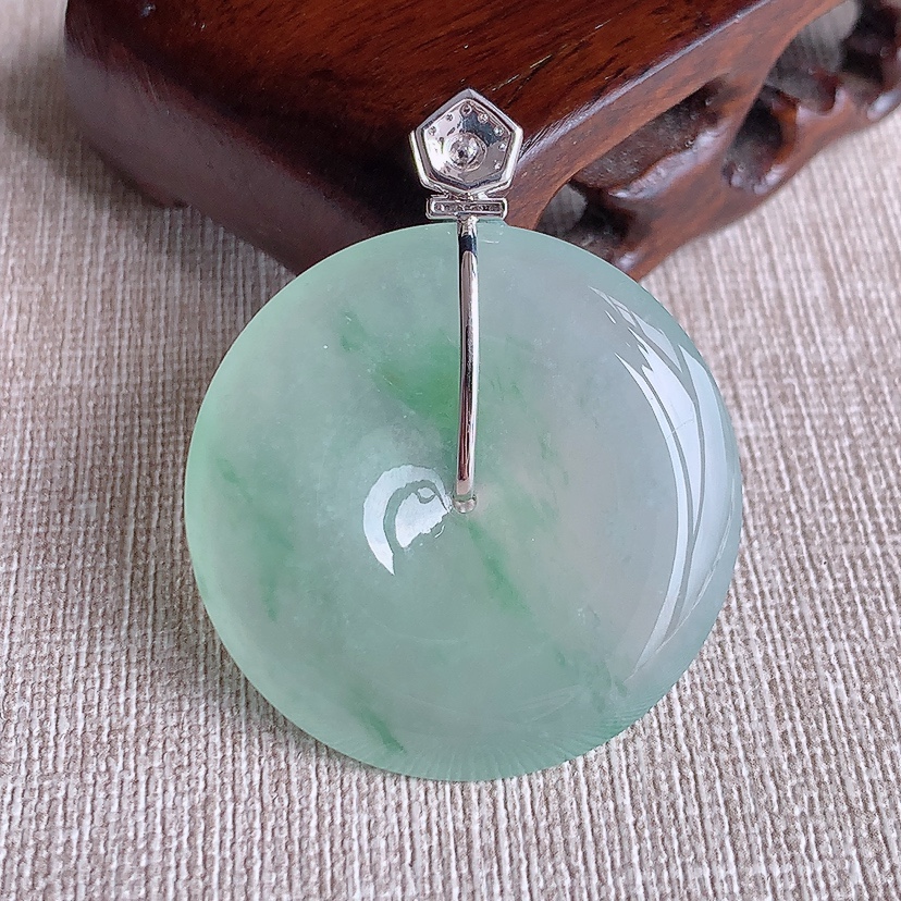 天然A货翡翠18K金伴钻镶嵌晴绿大件平安扣吊坠 
尺寸43.2-35-5.6mm 重量15.43g 