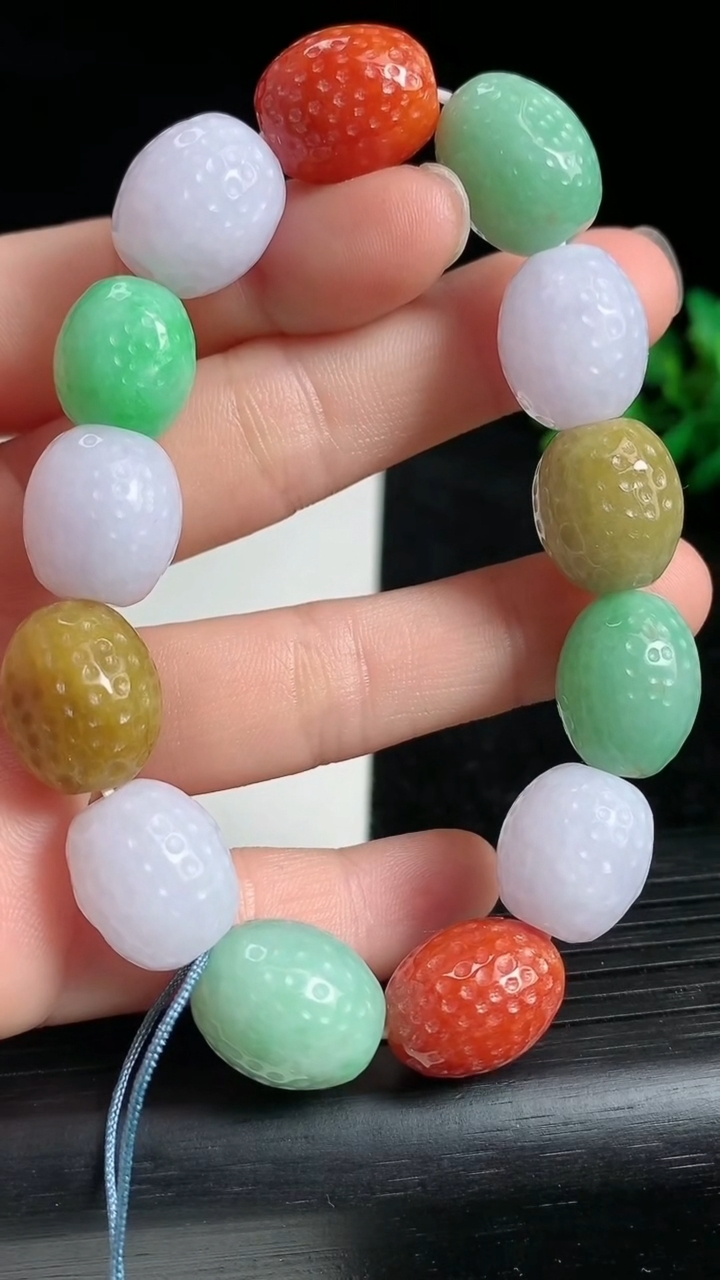 天然A货翡翠三彩路路通手串尺寸12.5-14.2重量:52.44g3月22日
工厂直销收藏佳品,种好水足，色泽均匀，有种有色，上手高大气！