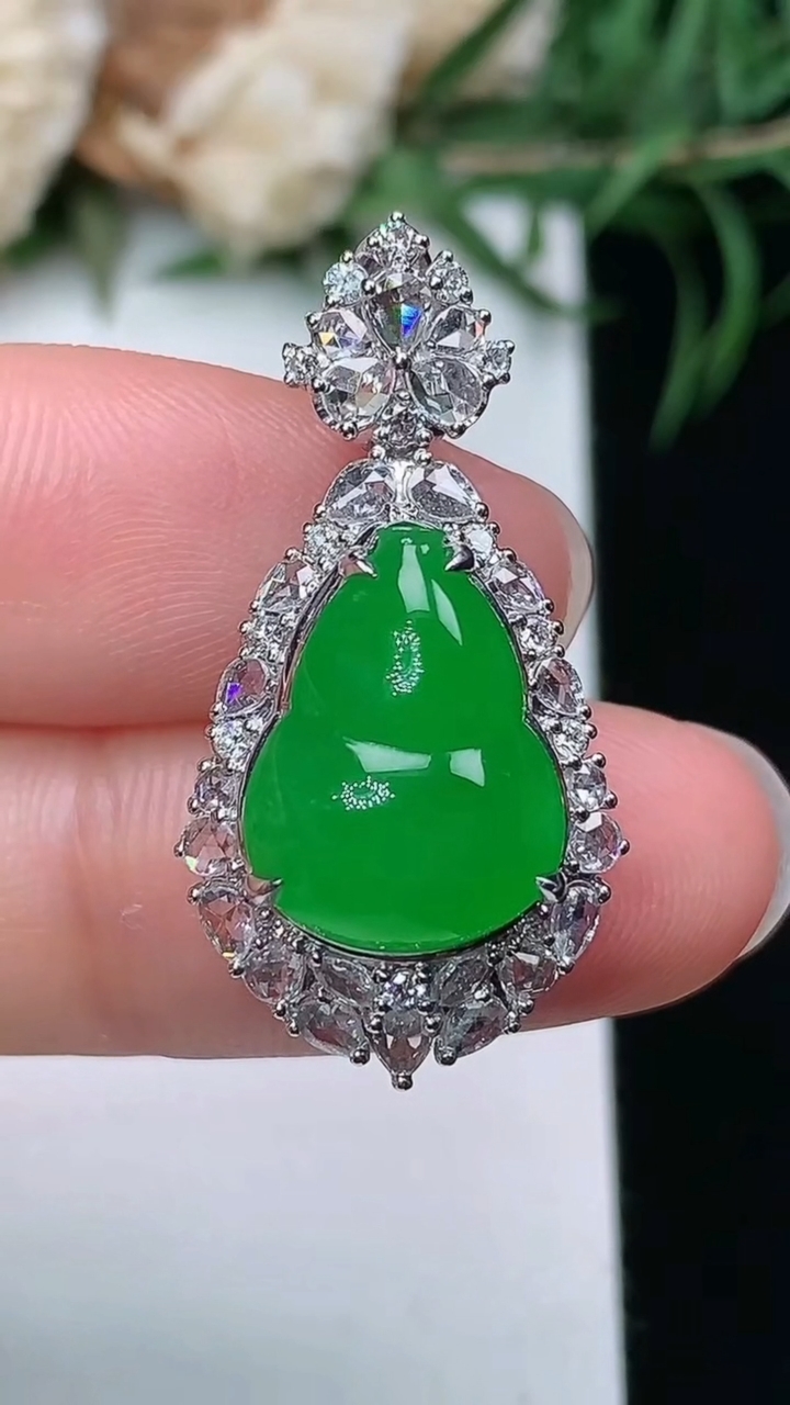 天然A货翡翠葫芦吊坠，尺寸29.2-15-11.2，裸石14-10.3，重量:4.72g
3月22日